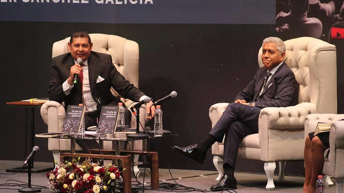 Javier Sanchez Galicia presentacion de su libro1
