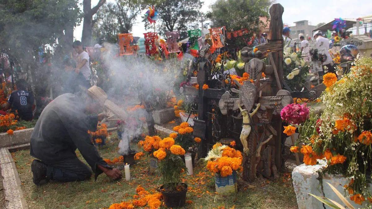 Día-de-Muertos--La-labor-de-los-comerciantes-en-los-panteones