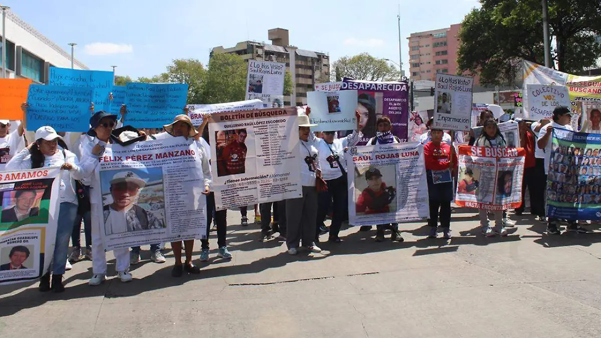 Integrantes de siete colectivos que se dedican a buscar personas desaparecidas en el estado de Puebla se manifestaron