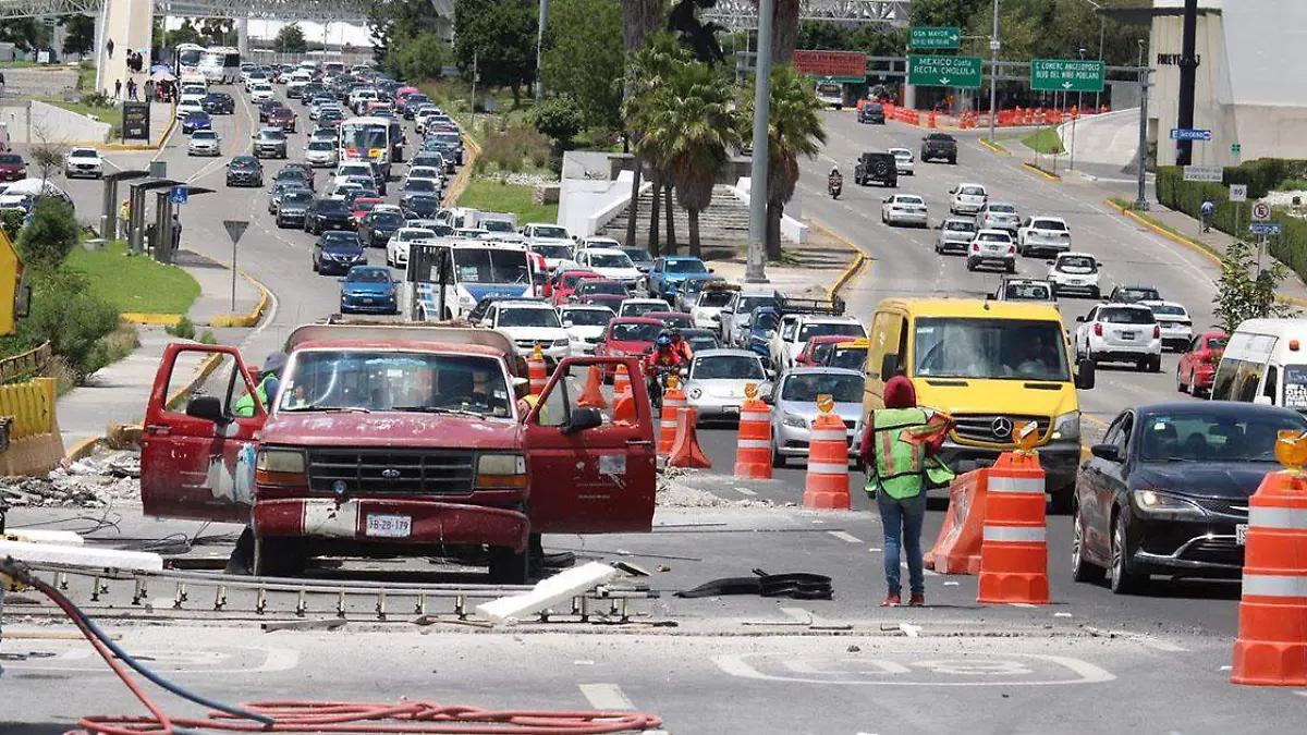 Habrá reducción de carril en la Vía Atlixcáyotl por lo que se exhorta a los automovilistas a circular con precaución