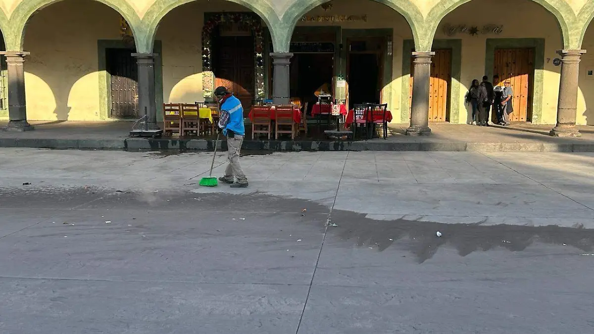 Amanece cubierto de ceniza volcánica el zócalo de San Pedro Cholula