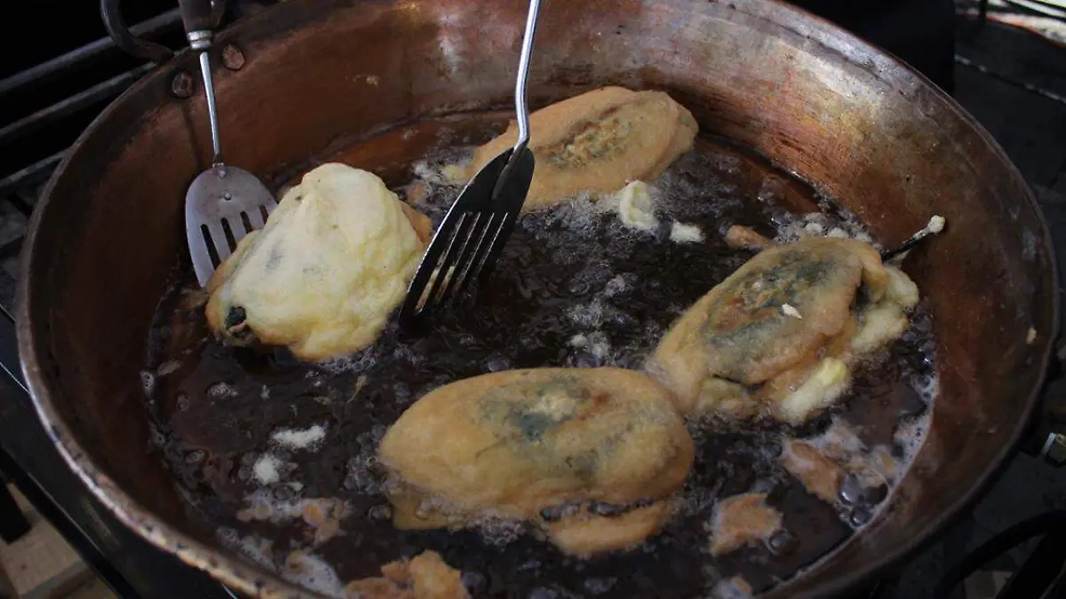 Fríelos en el aceite caliente, girándolos para que doren por ambos lados