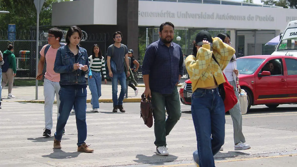 Jóvenes estudiantes poblanos se ven en la necesidad de trabajar al mismo tiempo para pagar sus estudios