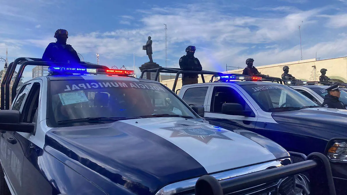 Paola Angón entrega vehículos y uniformes  a elementos de la SSC