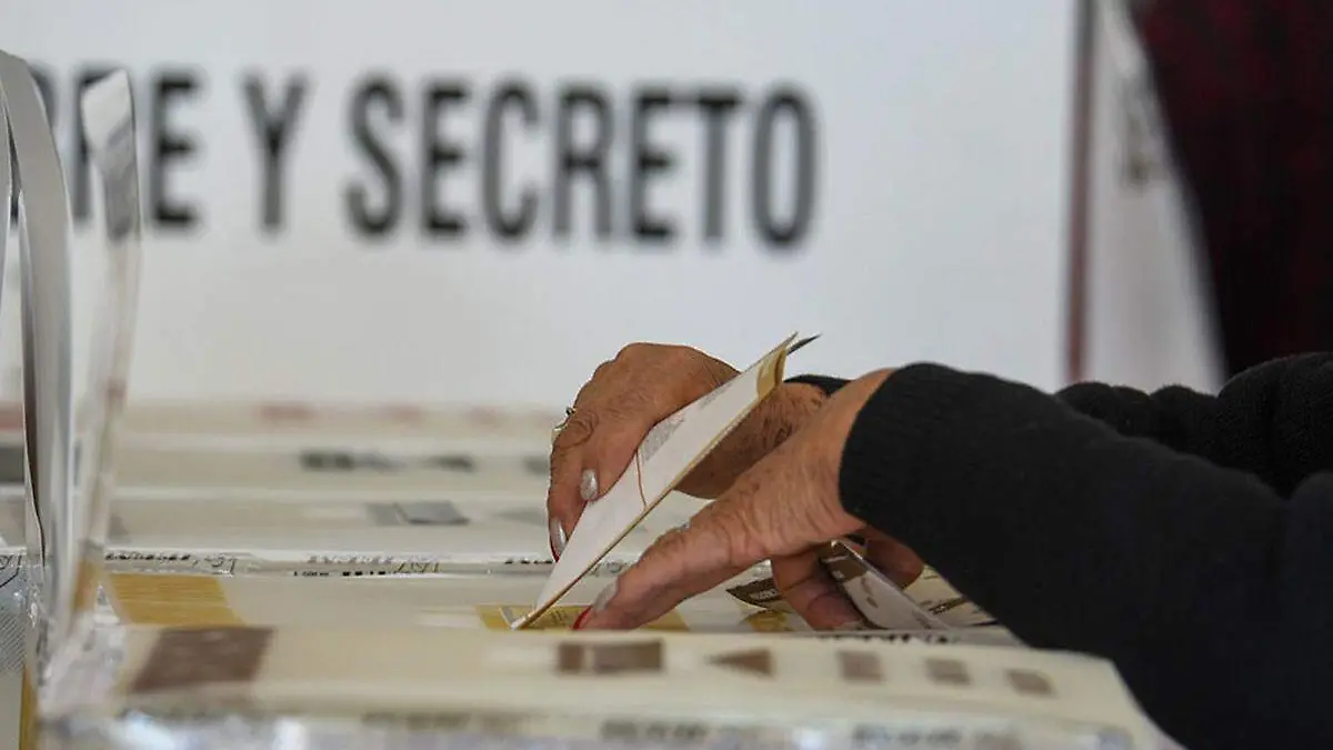 Votacion y entrega de votos en una urna