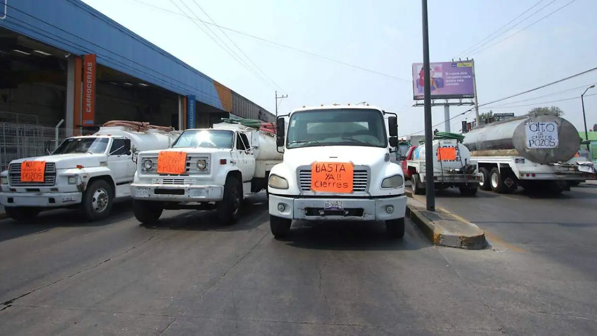 Operadores del servicio de pipas bloquearon la Recta a Cholula, el Bulevar Esteban de Antuñano, la carretera a Valsequillo y Periférico Ecológico