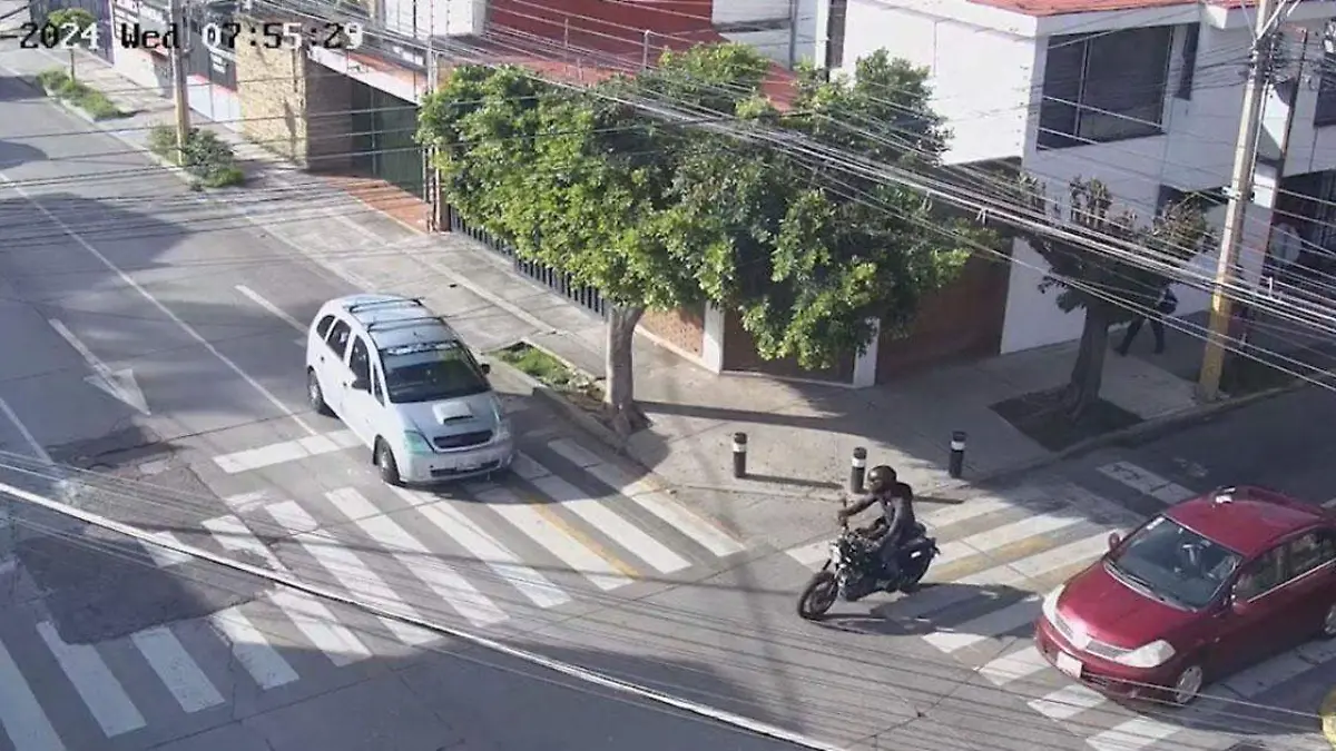 Cámaras de vigilancia captaron el instante en el que un motociclista salió proyectado contra el cofre de una camioneta