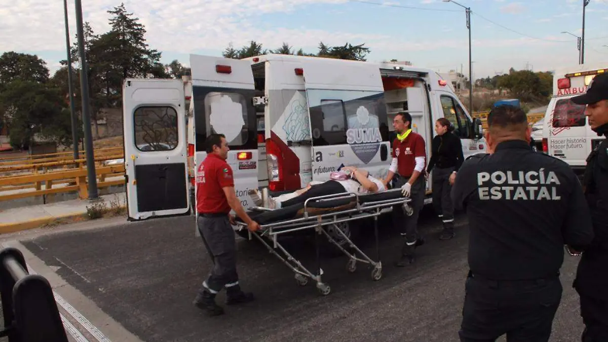 Pareja resulta herida tras derrapar en motocicleta sobre Periférico Ecológico