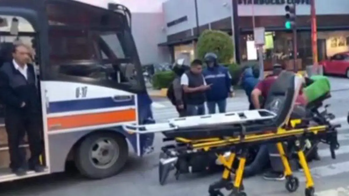 Gave se encuentra un motociclista que fue colisionado por una unidad del transporte público en El Carmen