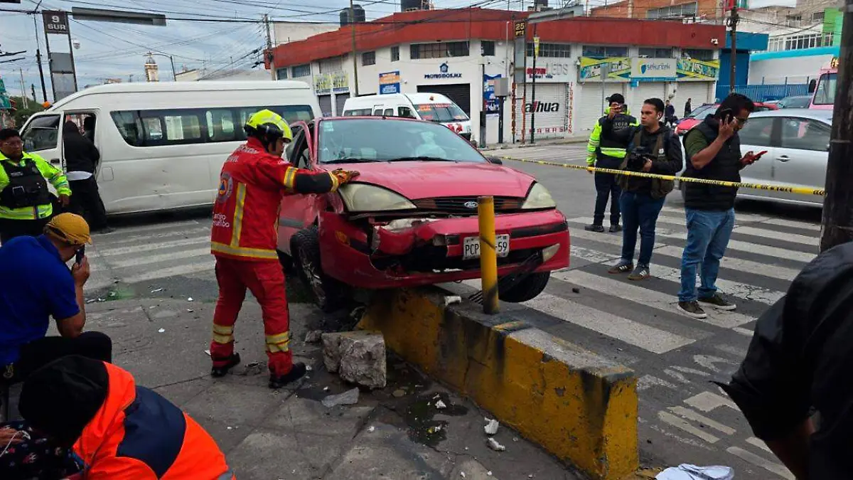 El veículo particular terminó montado sobre una base de concreto