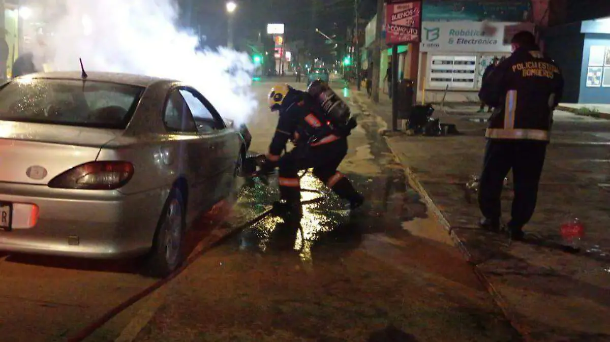 Se controla incendio de vehículo en Insurgentes Chula Vista