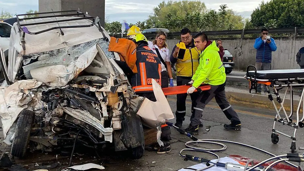 El choque por alcance entre dos camionetas particulares, dejó tres heridos en la autopista México-Puebla