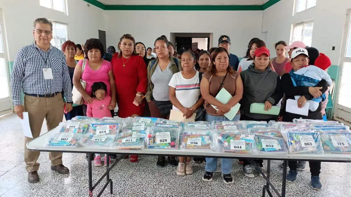El Gobierno de Tehuacán que preside Pedro Tepole Hernández realizó la entrega de 847 kits escolares