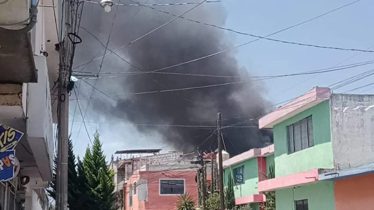 Fuerte incendio se registro en un local dedicado al reciclaje de Amozoc