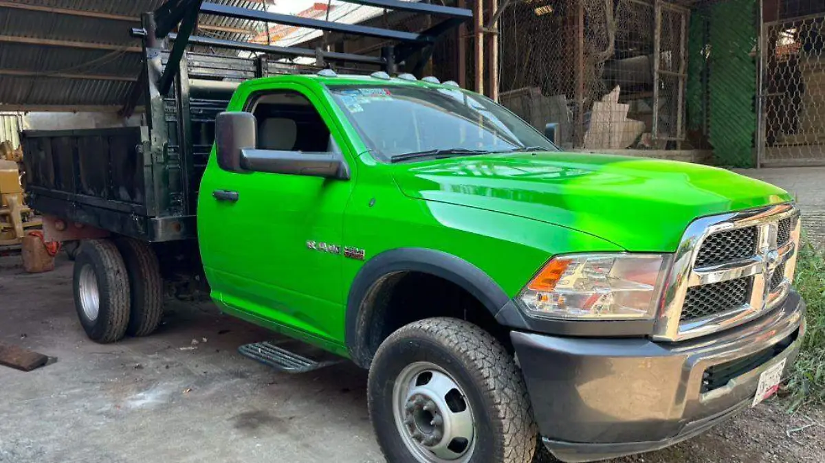 Rompen cadenas de seguridad de bodega y se llevan dos camionetas en Xicotepec