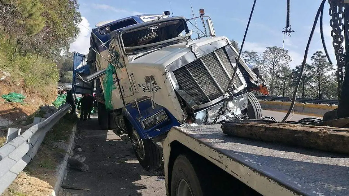 En el kilómetro 66 de la autopista México-Puebla se registró un accidente entre un tráiler y dos vehículos