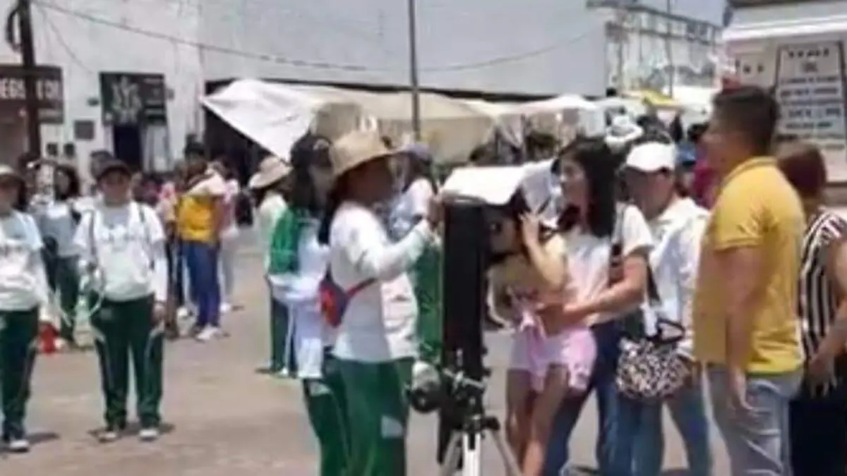 Alumnos del Centro de Bachillerato Tecnologico Agropecuario (CBTA) 184 dieron lentes a la gente además de colocar telescopios