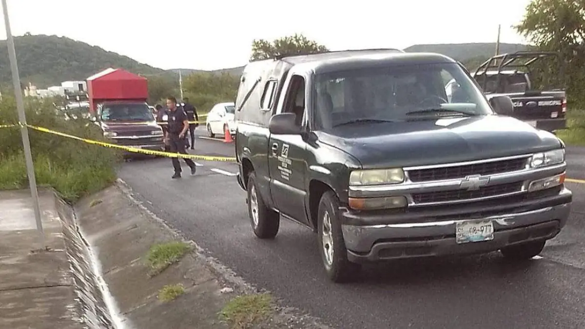 Un masculino de aproximadamente 24 años de edad, originario de Tlaxcala, murió a balazos  sobre la carretera Izúcar de Matamoros–Tehuitzingo