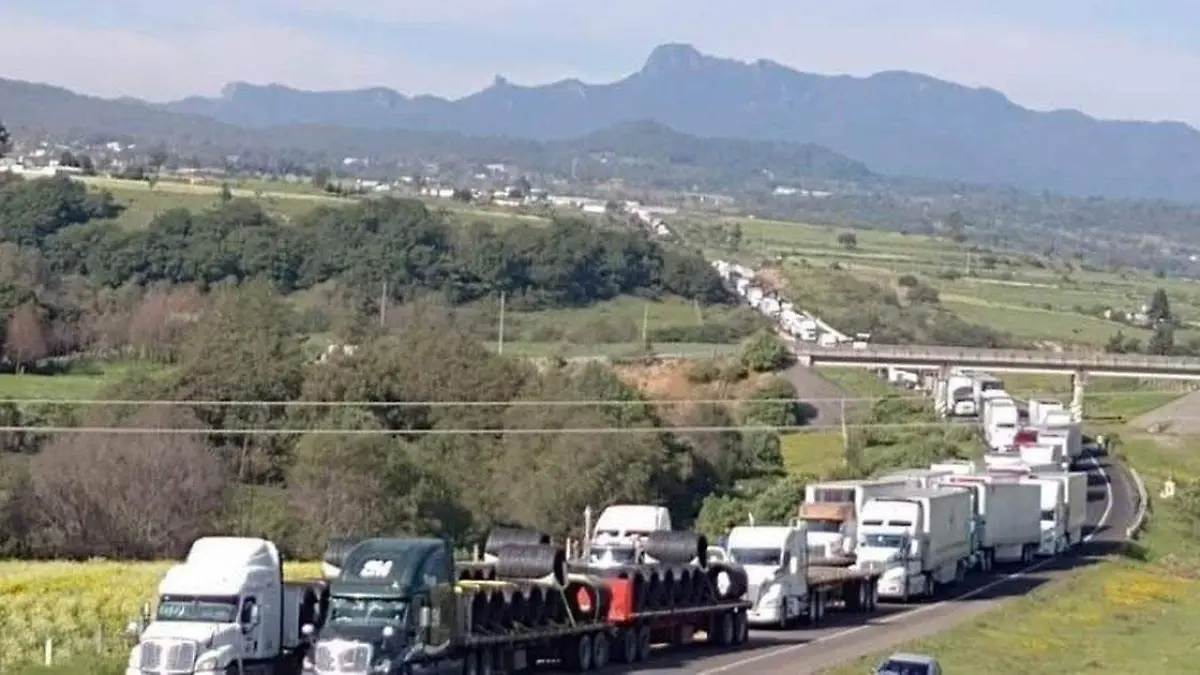 Largas filas se registran en la autopista Tlaxco Tejocotal a la altura del kilómetro 45