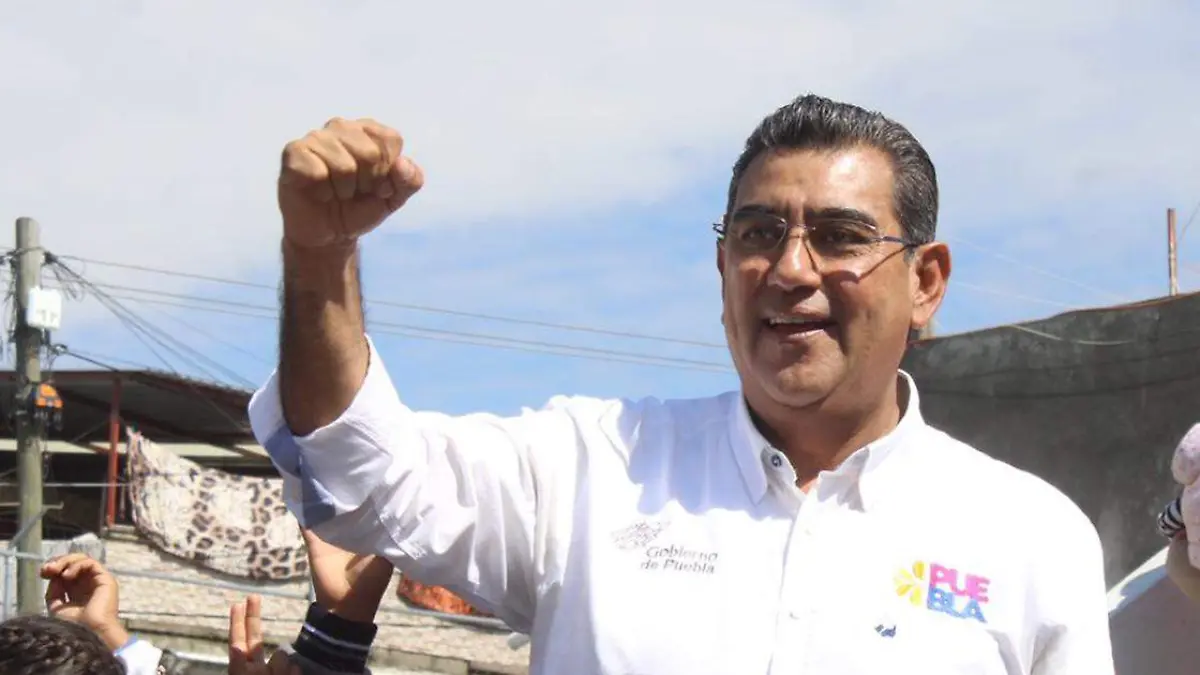 Sergio Salomón Céspedes Peregrina durante la entrega de mil 553 documentos del programa de Regularización de Predios