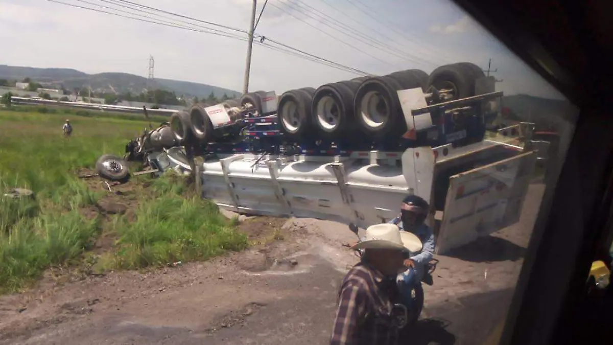 Cinco personas lesionadas y un menor de edad fallecido fue el saldo de un trágico accidente sobre la carretera Amozoc-Nautla