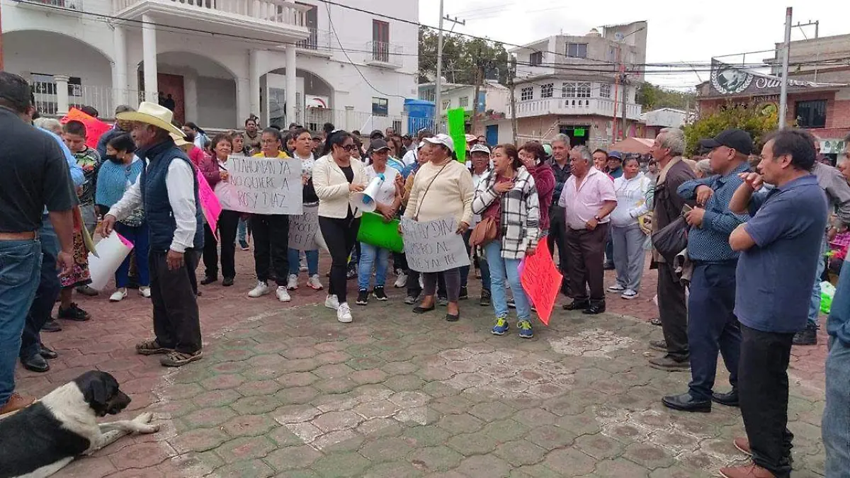 asamblea informativa frente a la presidencia municipal, Javier Huerta, candidato a alcalde de Santa Rita Tlahuapan