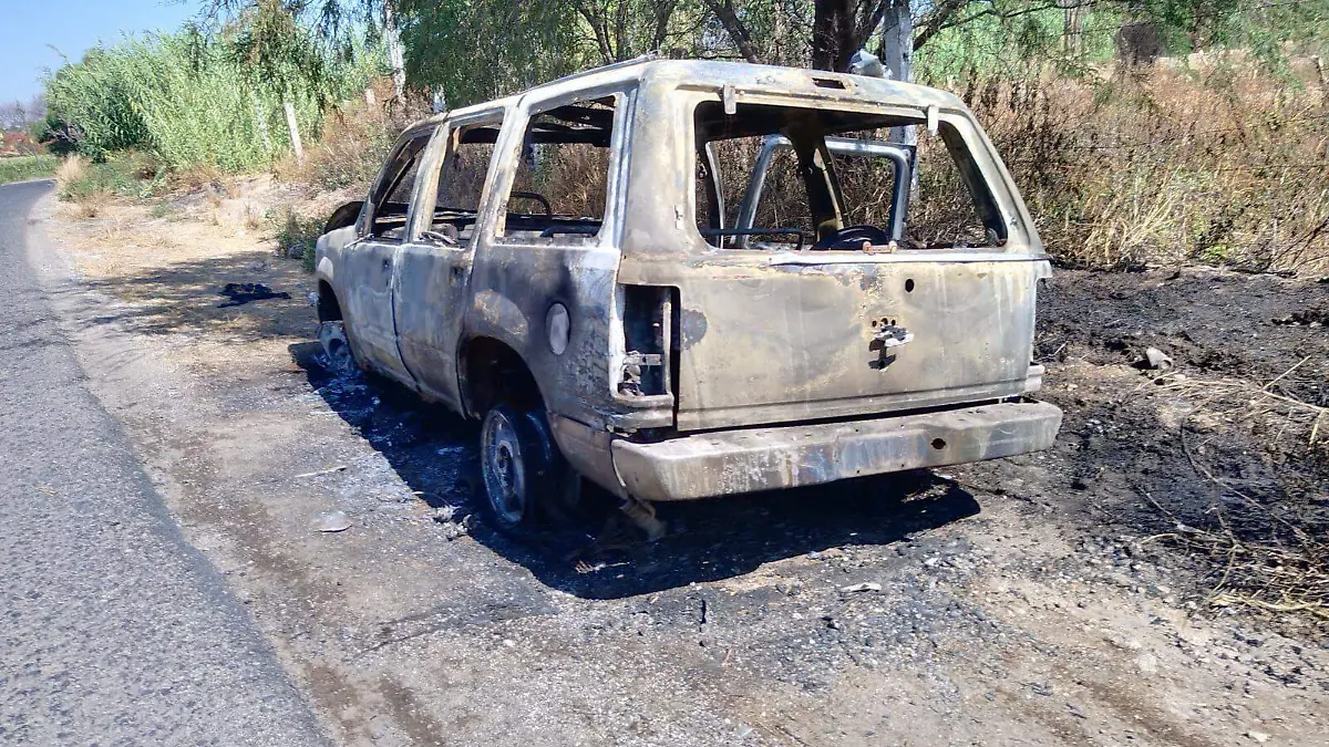 Se incendia camioneta en la carretera estatal Tehuacán-Teotitlán