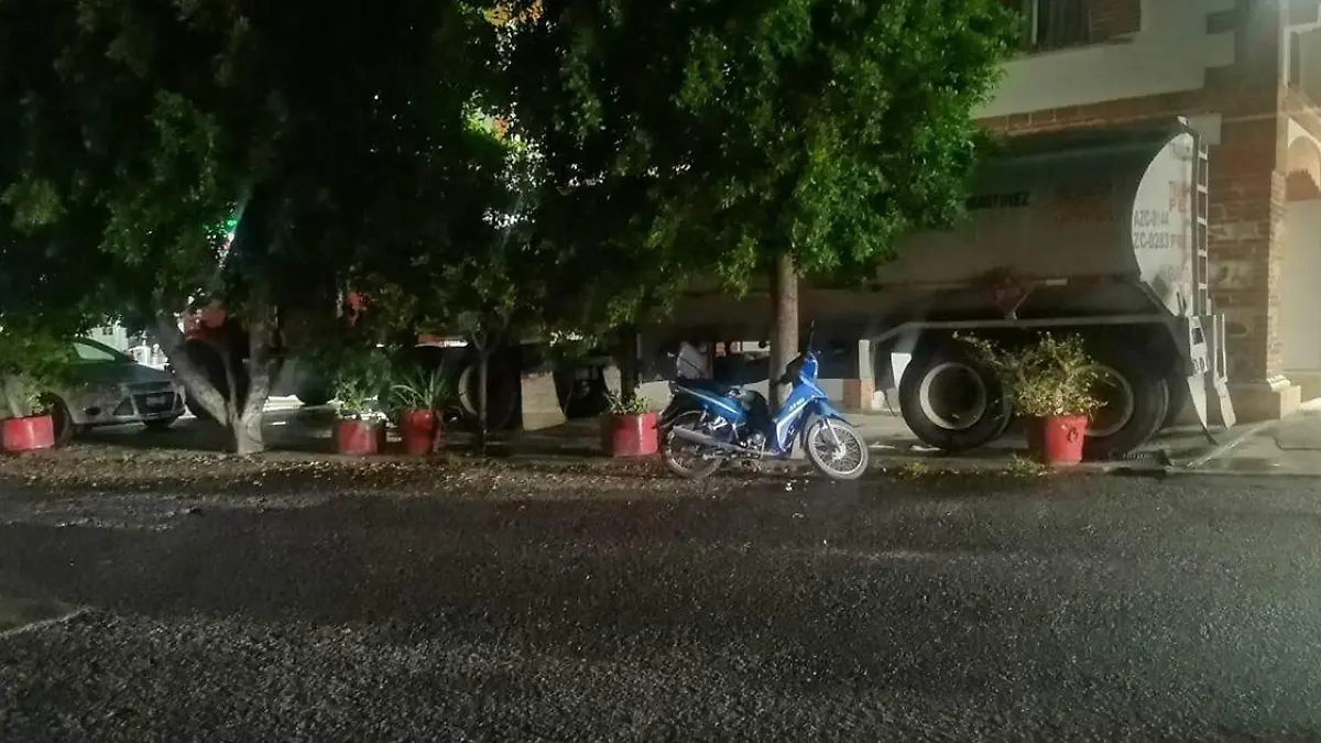 Una mujer de aproximadamente 25 años de edad fue atacada a balazos luego tras ser interceptada por sujetos desconocidos