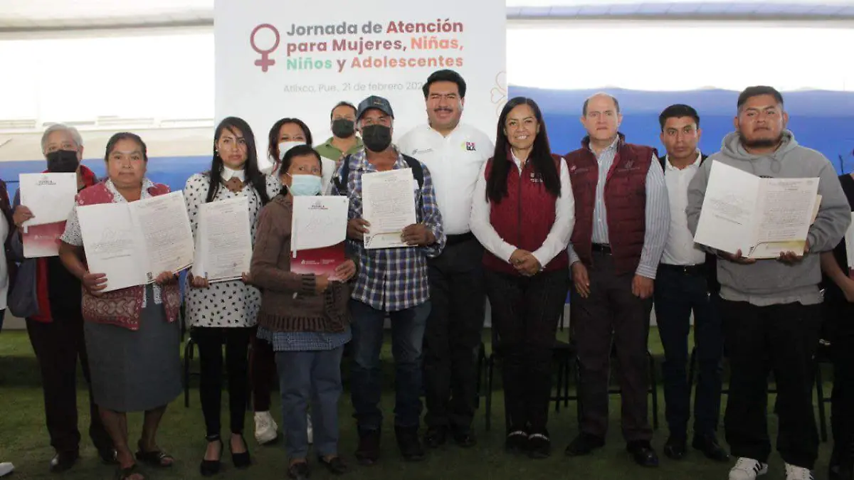 ENTREGA APOYOS ATLIXCO 02 Ayto