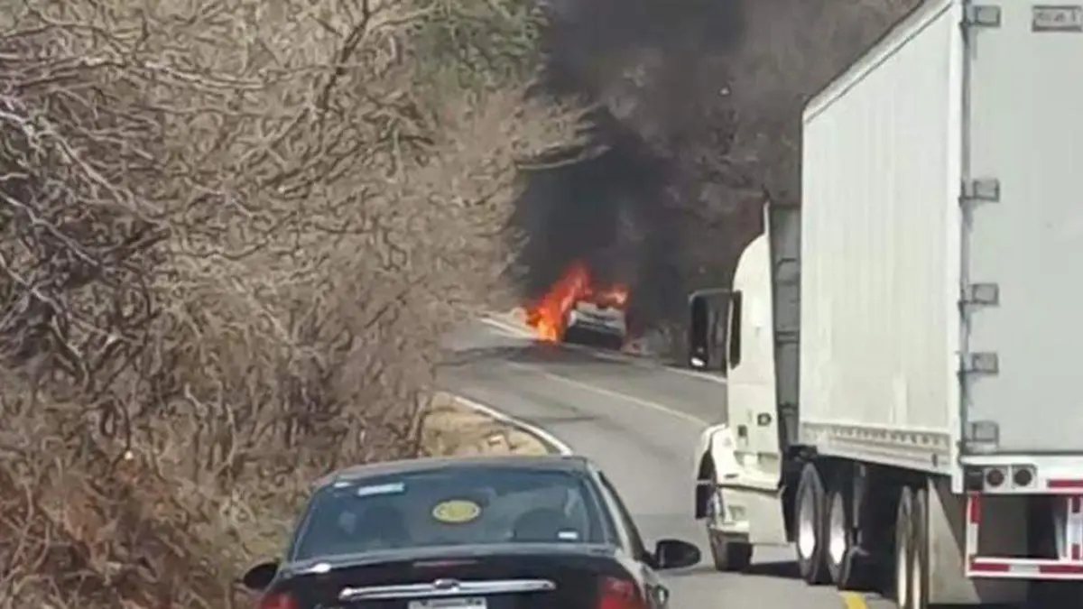 Incendio en carretera estatal Piaxtla-Tecomatlán