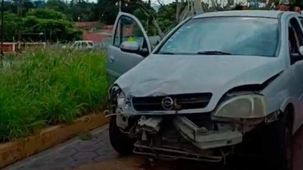 Accidente entre beiculo particular y motocicleta