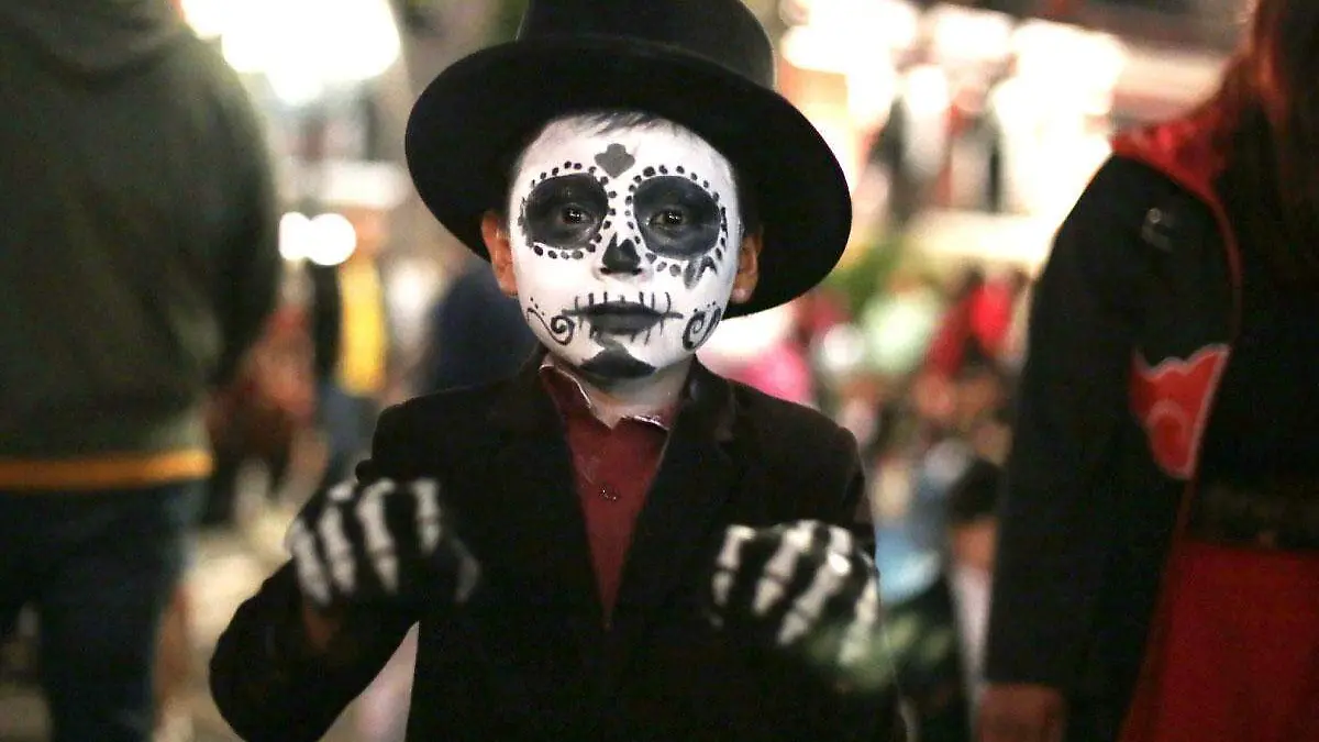 Niños-piden-su-calaverita-en-la-Mixteca-y-les-dan-dinero,-dulces-o-parte-de-la-ofrenda