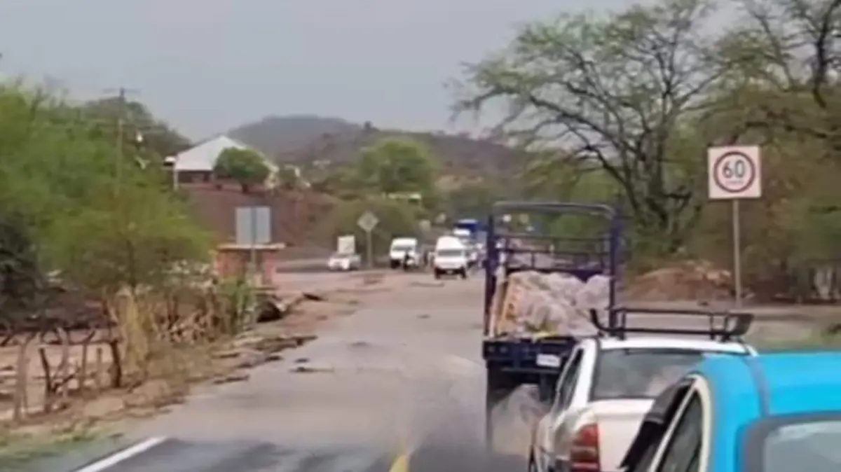 Barranca se desborda por lluvias, hay cierre temporal en tramo Tehuitzingo-Acatlán 