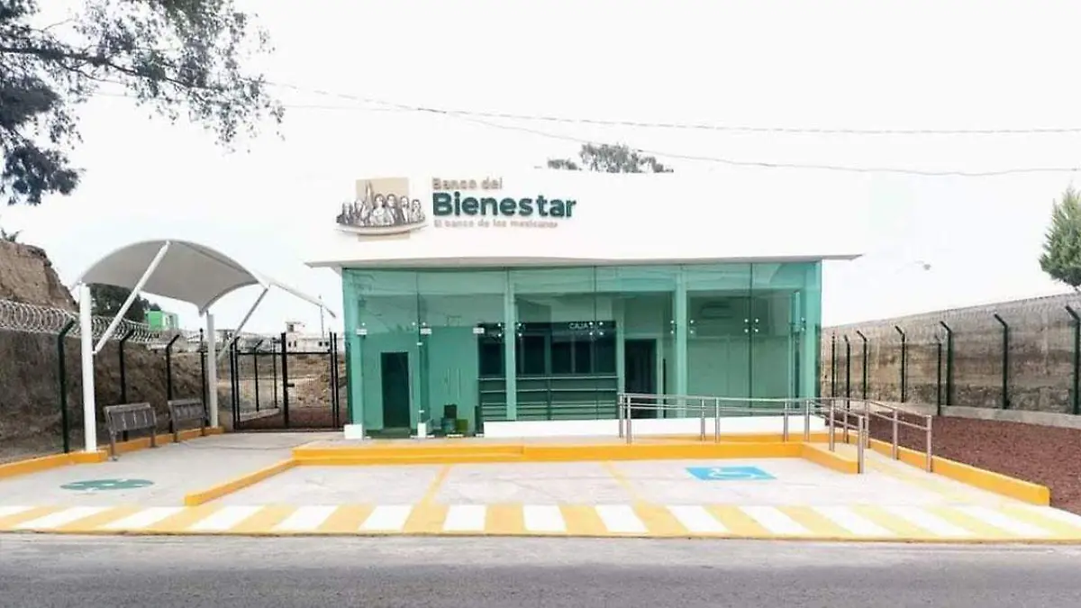 Sujetos a bordo de dos vehículos tipo Jetta intentaron ingresar a la sucursal del Banco Bienestar ubicado en la comunidad de Tianguistengo