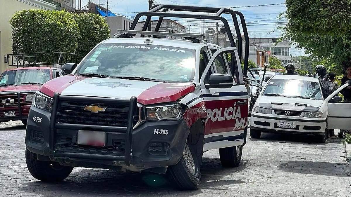 choque de patrulla municipal con auto en Tehuacán10.