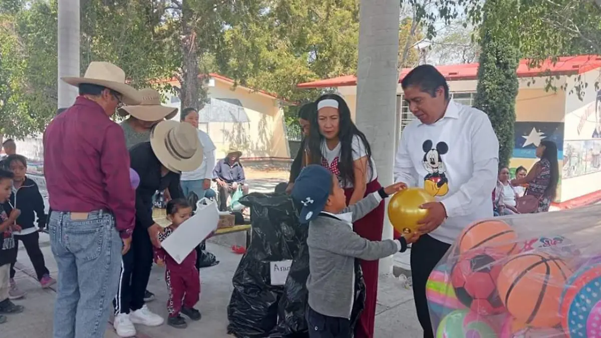 Alcalde con licencia en Juan N. Méndez, participa en evento de Día del niño