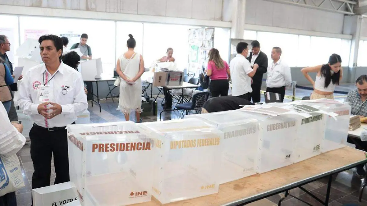 César Gómez fue el primero en la fila para votar en las casillas especiales instaladas en la Central de Autobuses de Puebla