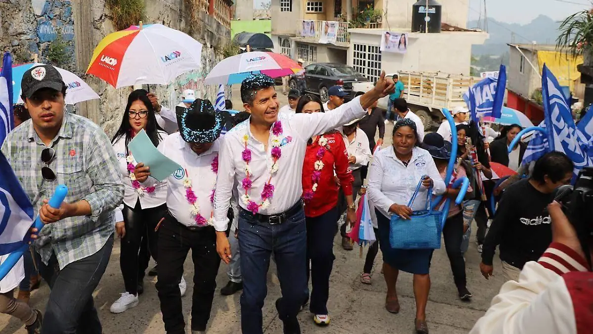 Eduardo Rivera se compromete en Quimixtlán a implementar programa para mejorar caminos