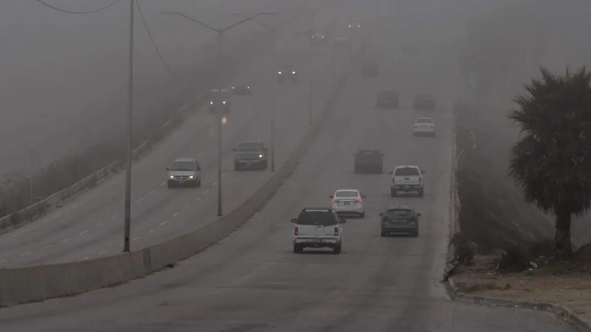 Calle con bancos de niebla