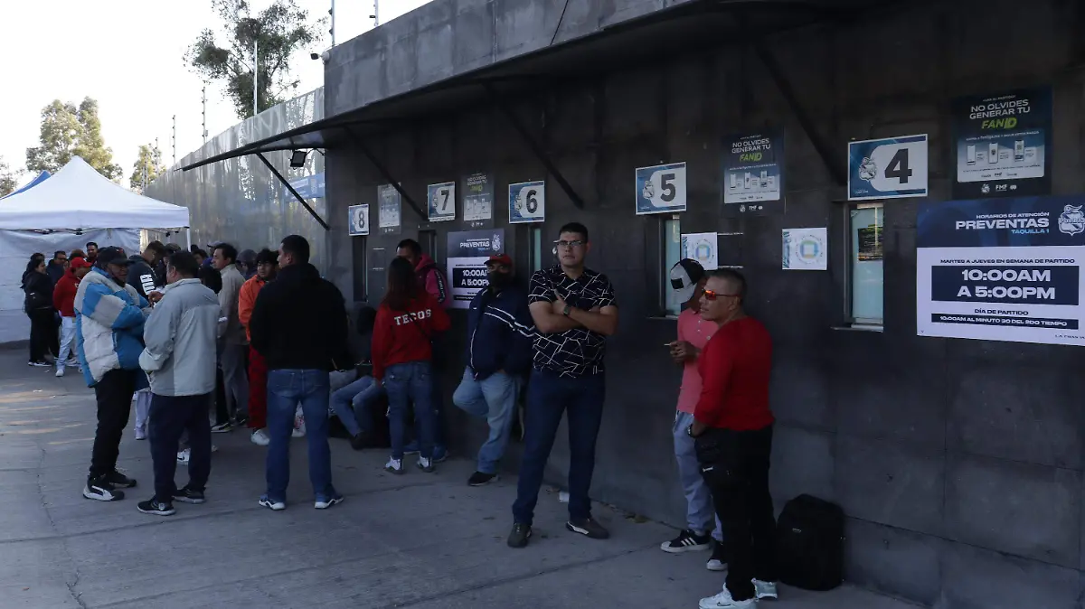 Aficionados a la espera de que la taquilla del Cuauhtémoc abra