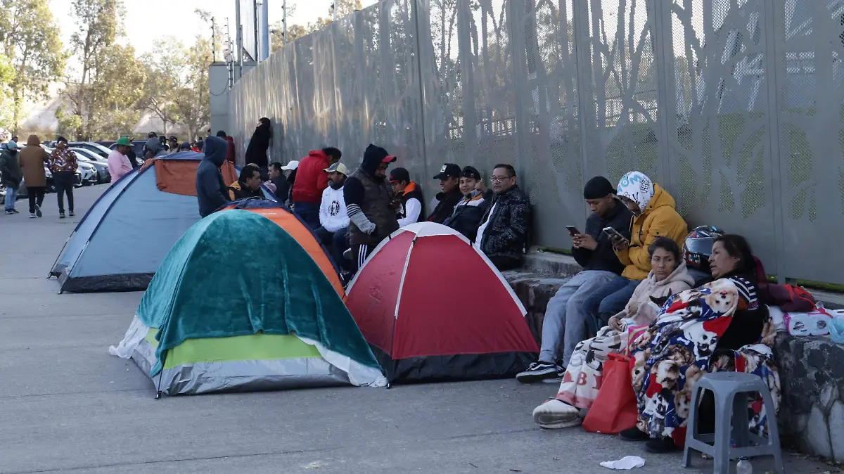 Aficionados afuera de la taquilla del Cuauhtémoc