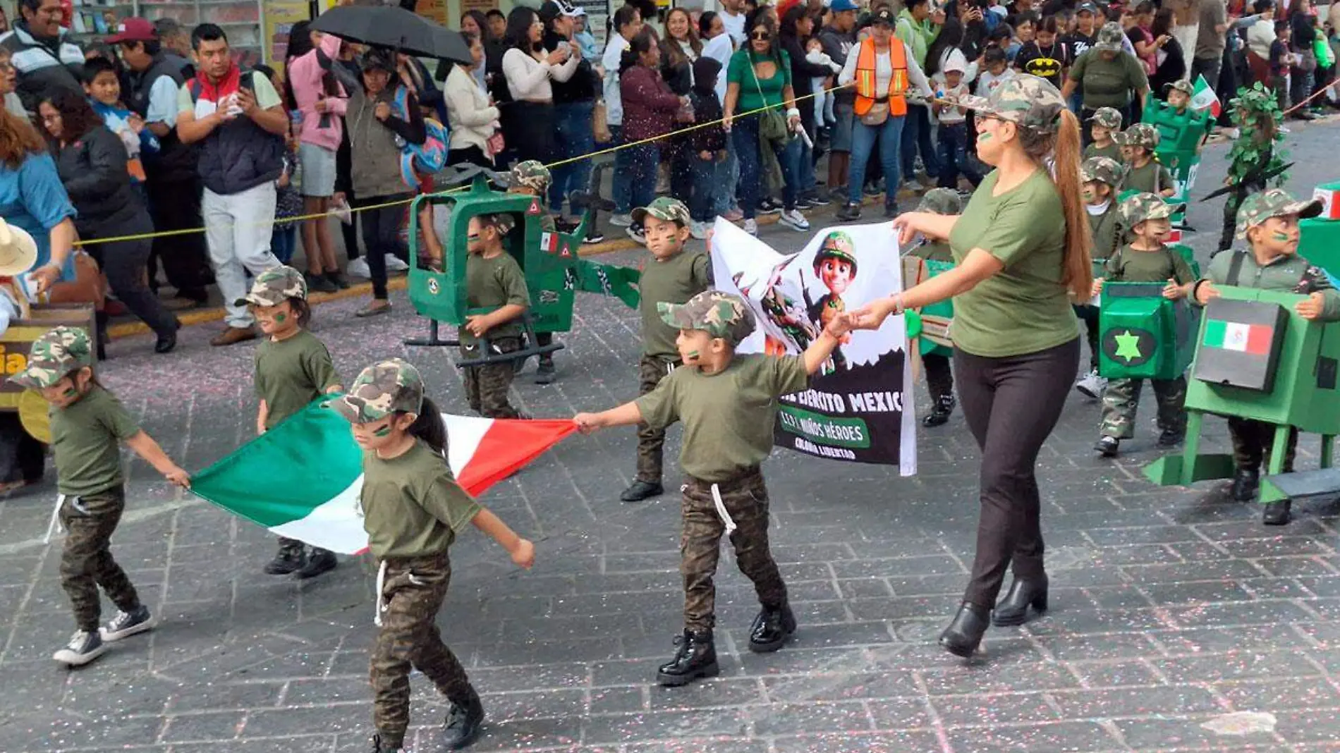 Más-de-5-mil-estudiantes-desfilan-en-honor-a-la-Revolución-Mexicana-en-Tehuacán