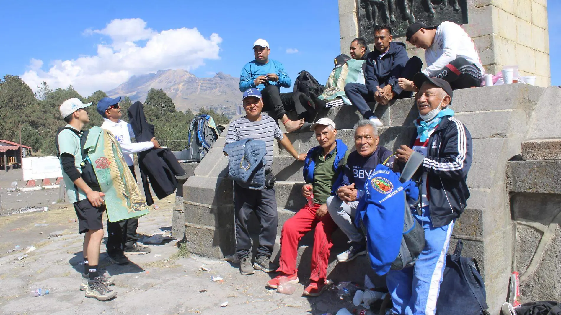 Paso de Cortés es un paso de peregrinos guadalupanos poblanos y que viven cercanos a la zona de los volcanes Popocatépetl e Iztaccíhuatl 