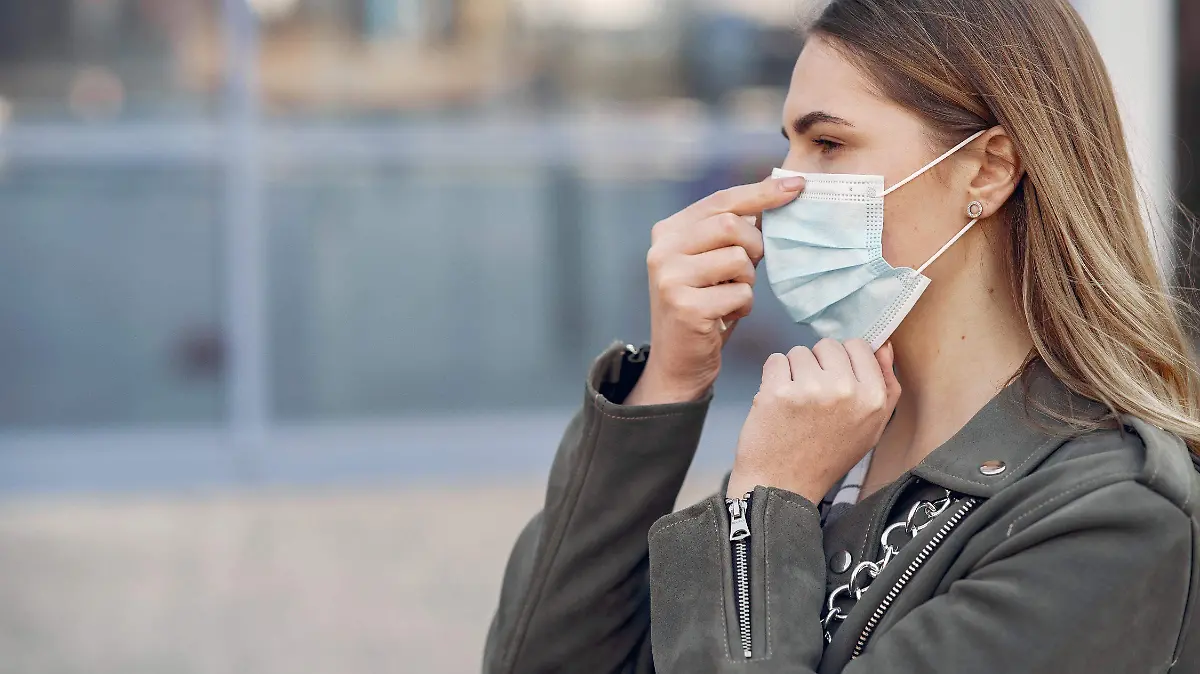 woman-in-mask-stands-on-the-street