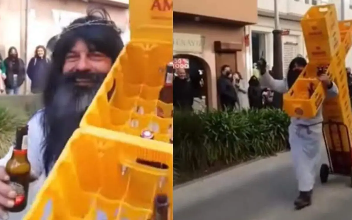 Hombre carga cruz hecha con cajas de cerveza