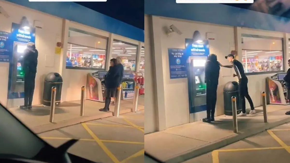 Broma de un maniqui en un cajero automatico