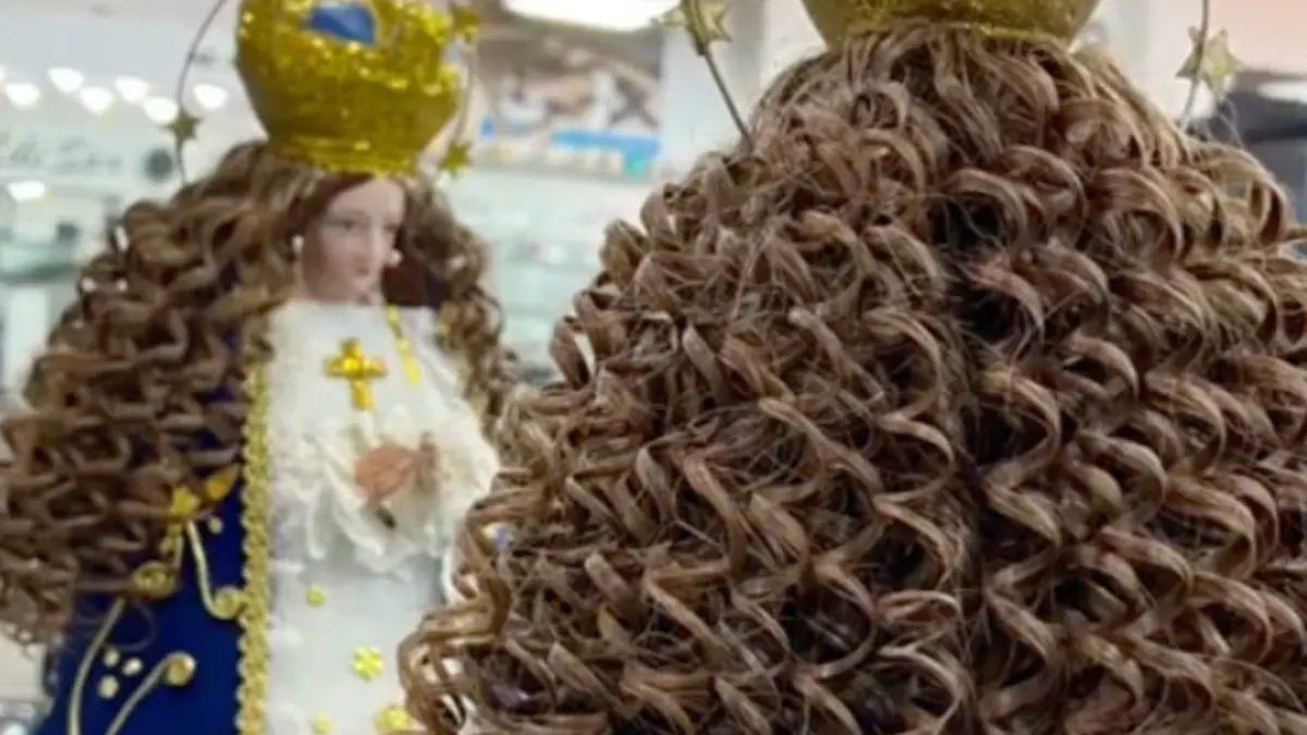 Como una clienta, estilista lava y peina cabello de virgen
