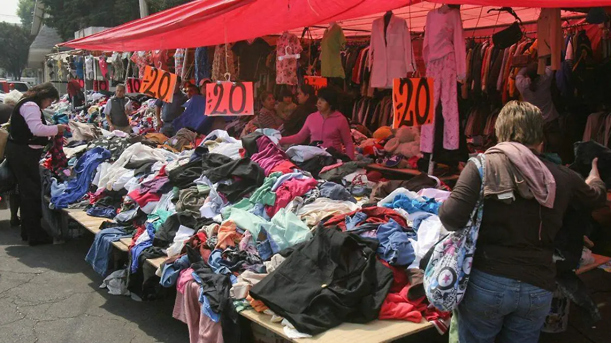 Mucha es la gente que por lo económico que resulta adquiere la llamada ropa de paca, pues en ella incluso suele encontrar ropa de 'marca'