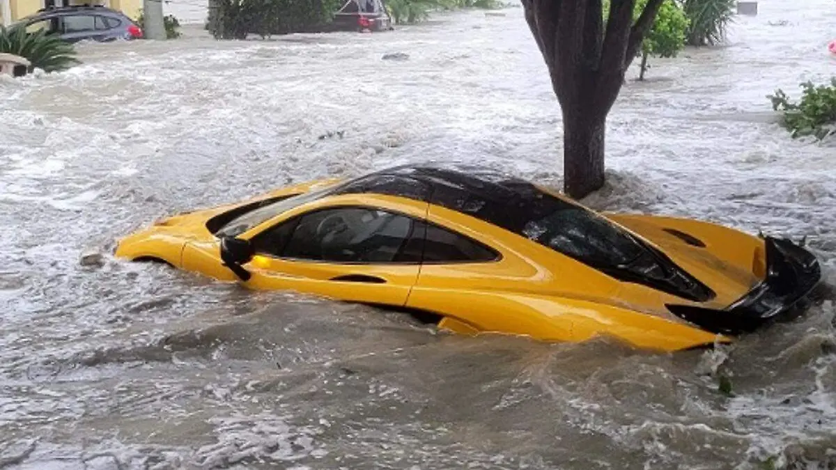 McLaren es arrastrado por las corrientes del huracán Ian