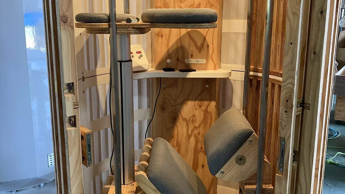 Cafetería en Tokyo prepara cabinas para que personas puedan dormir una siesta de pie